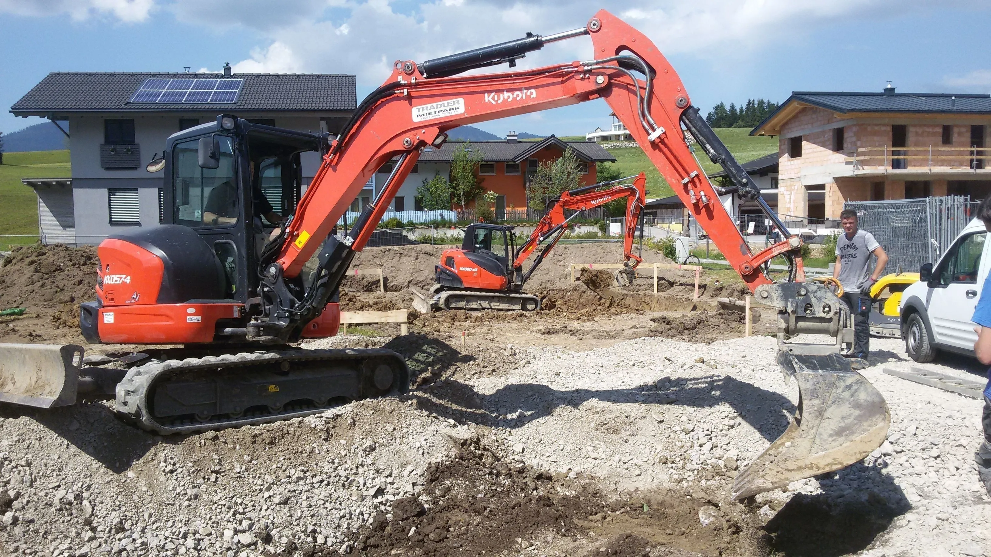 Kubota-Bagger in Seitenansicht mit ausgestrecktem Arm beim Aushub