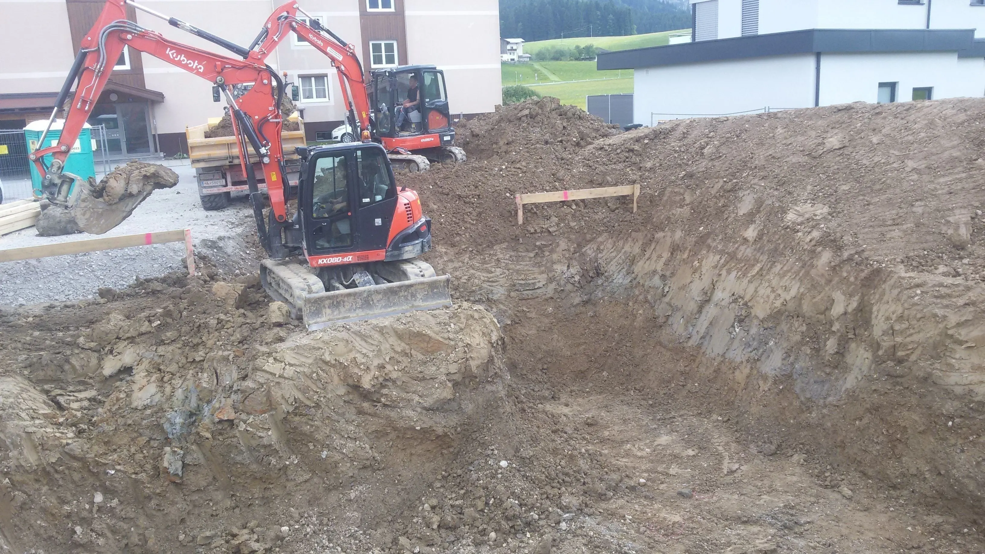 Zwei Kubota-Bagger beim großen Baugrubenaushub