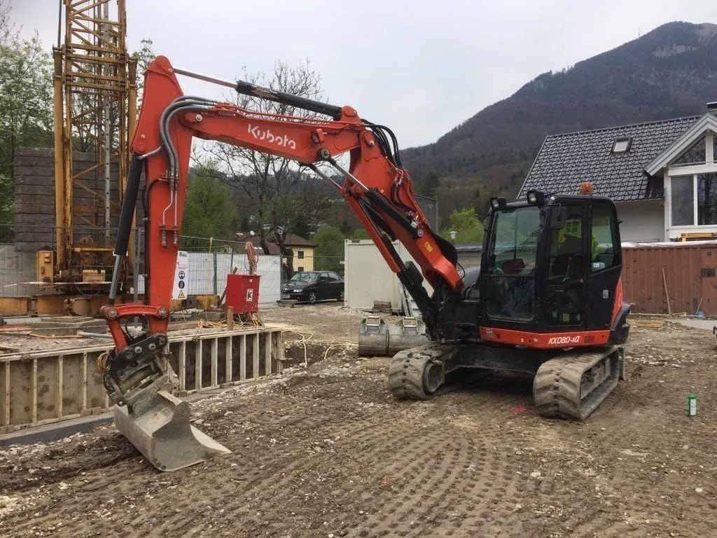 Kubota-Bagger mit Schwenklöffel bei Fundamentarbeiten auf einer Hausbaustelle